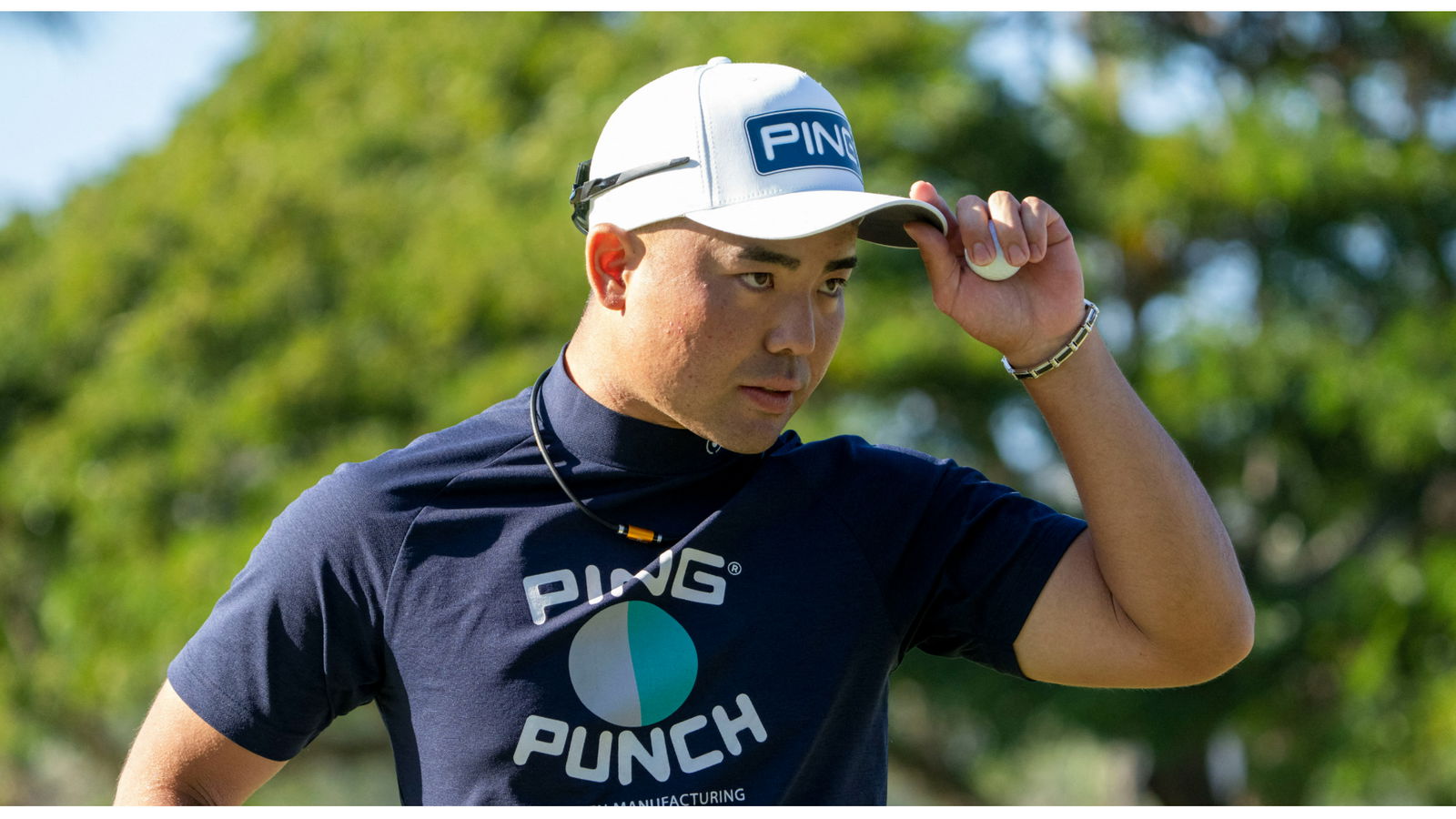 "What the HELL am I looking at?!" PGA Tour debutant rocks bold mock turtleneck